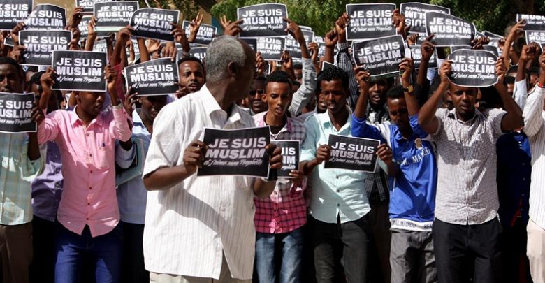 صورة يظهر فيها مشاركون يحملون لافتات كتب عليها je suis muslim
