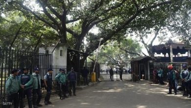 قوات شرطية بنغالية أمام إحدى المحاكم في العاصمة دكا