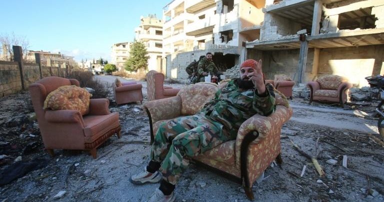مقاتل في القوات الموالية لنظام الاسد في احد شوارع بلدة سلمى في ريف اللاذقية