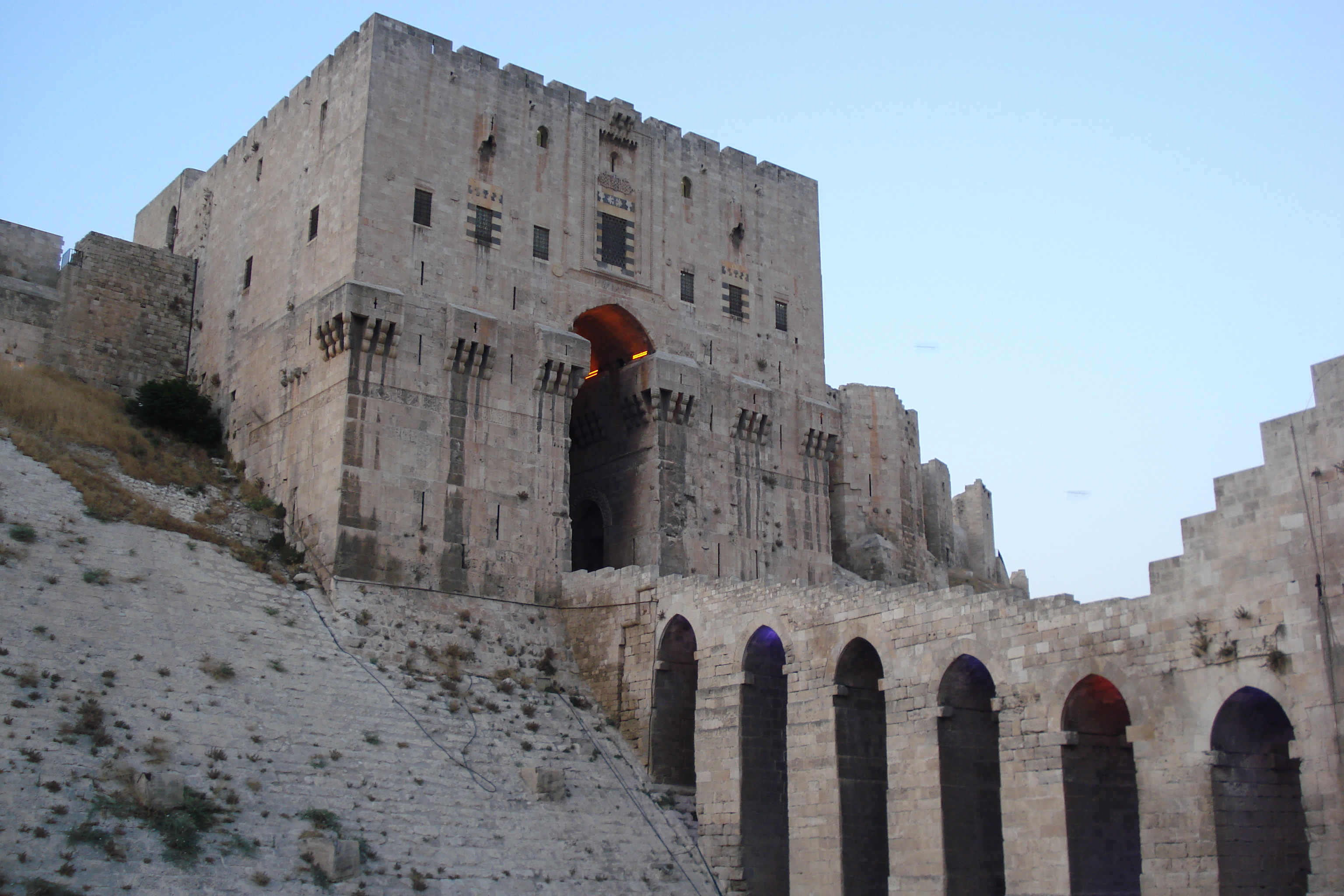 قلعة حلب هل تعرف حكايتها التاريخية وطن إف إم Watan Fm