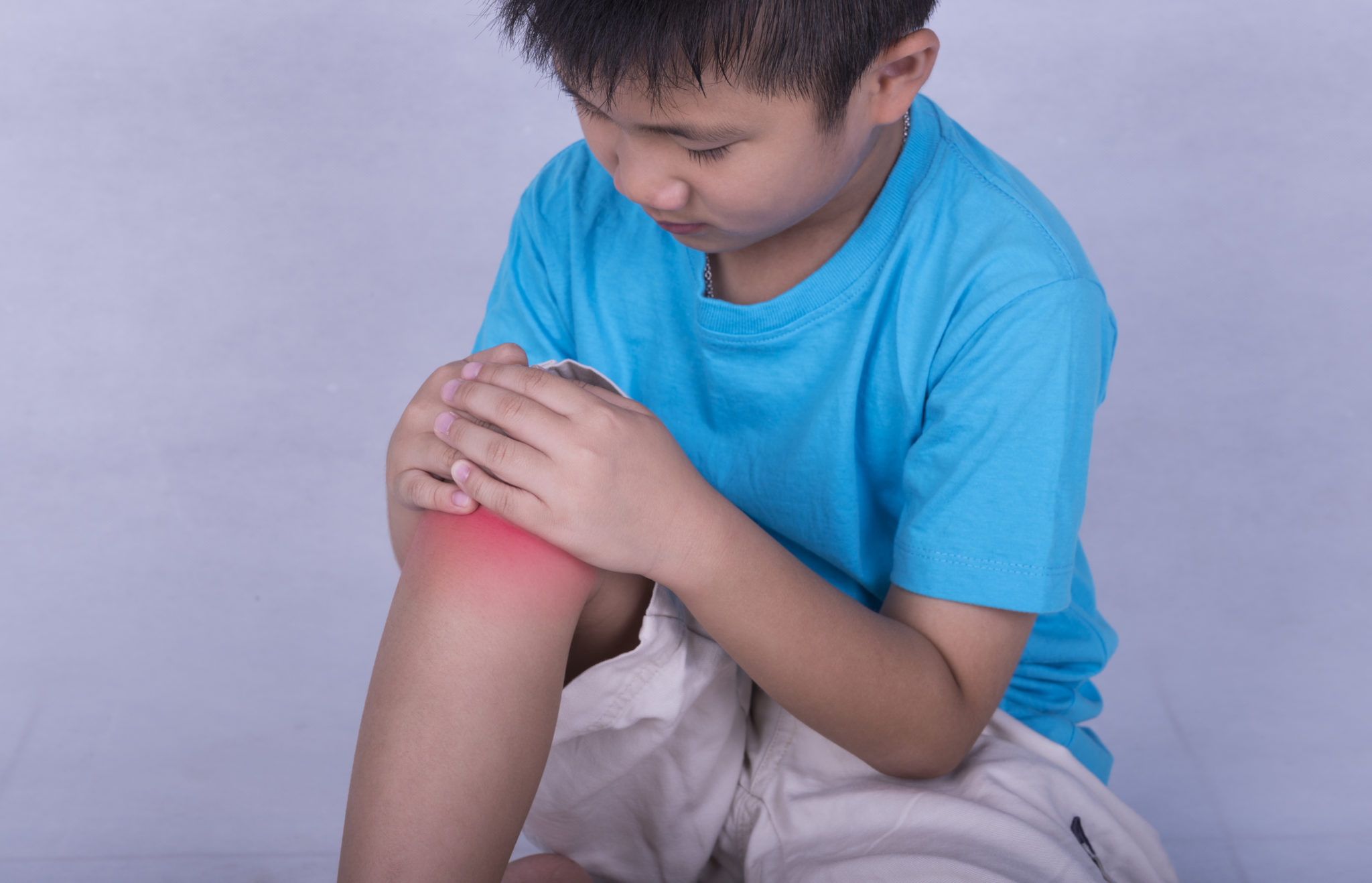 У ребенка болит нога к какому врачу. Ювенильный реактивный артрит. Ювенильный ревматоидный артрит у детей. Болезнь ювенильный ревматоидный артрит. Ювенильный артрит у детей.