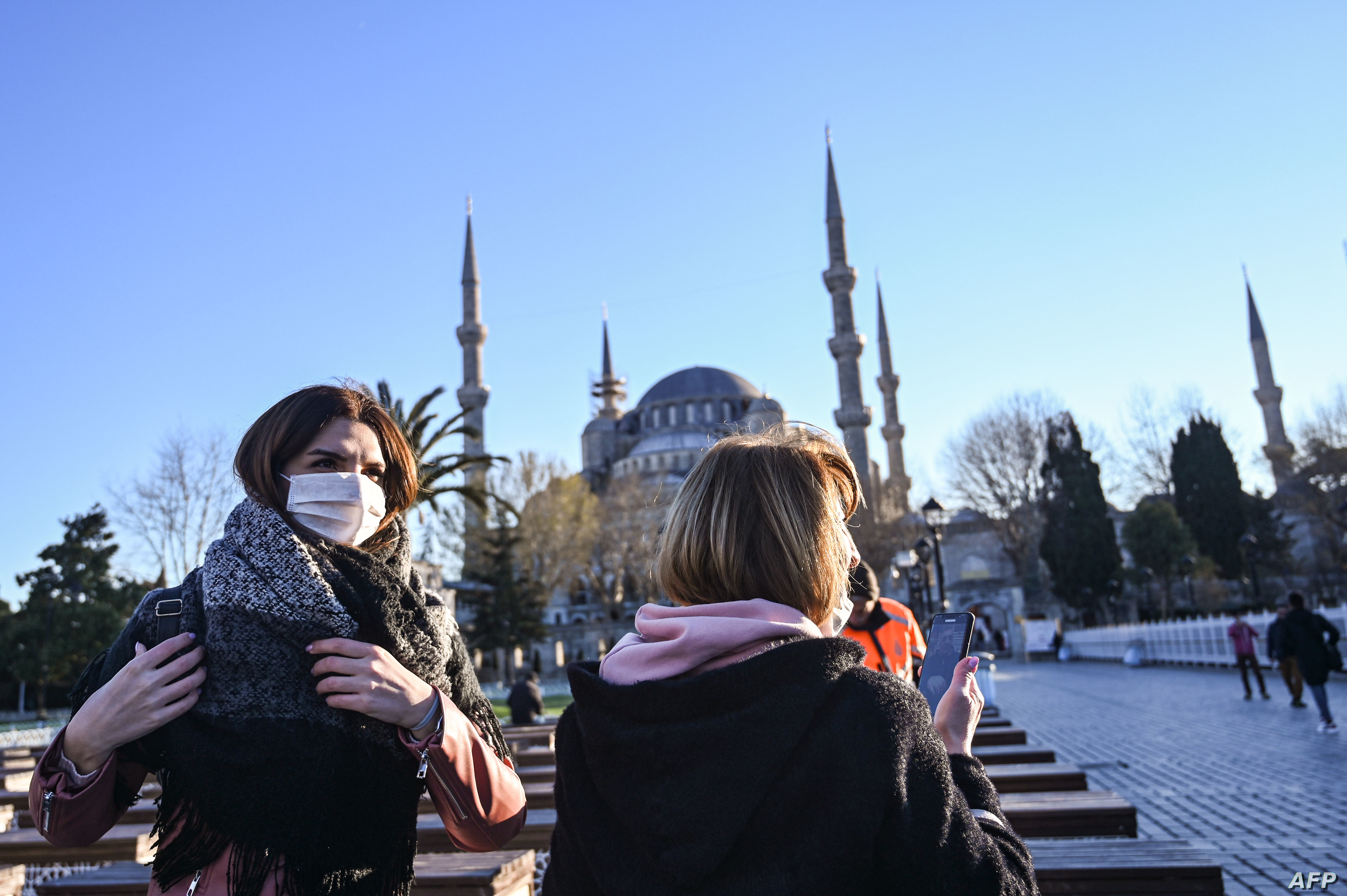 Турция принимает русских. Стамбул люди. Туристы в Турции. Стамбул фото люди. Путешествие в Турцию.